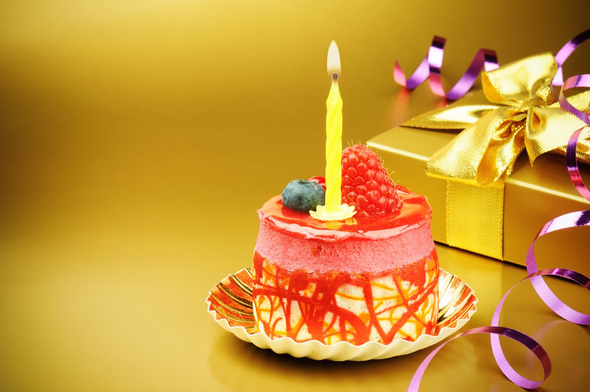 joyeux anniversaire bougie gâteau cadeau arc