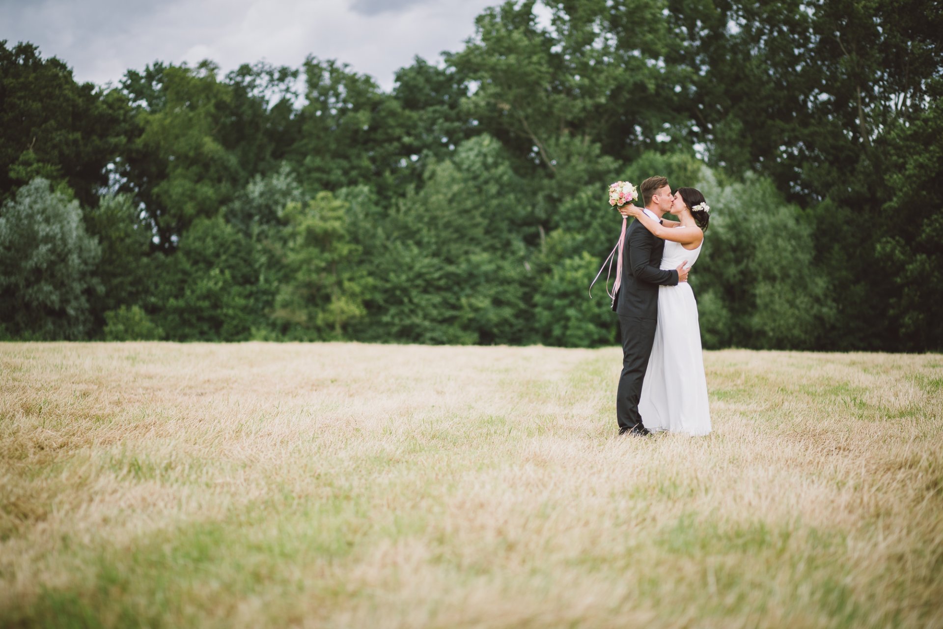 groom bride dress suit the field grass ki