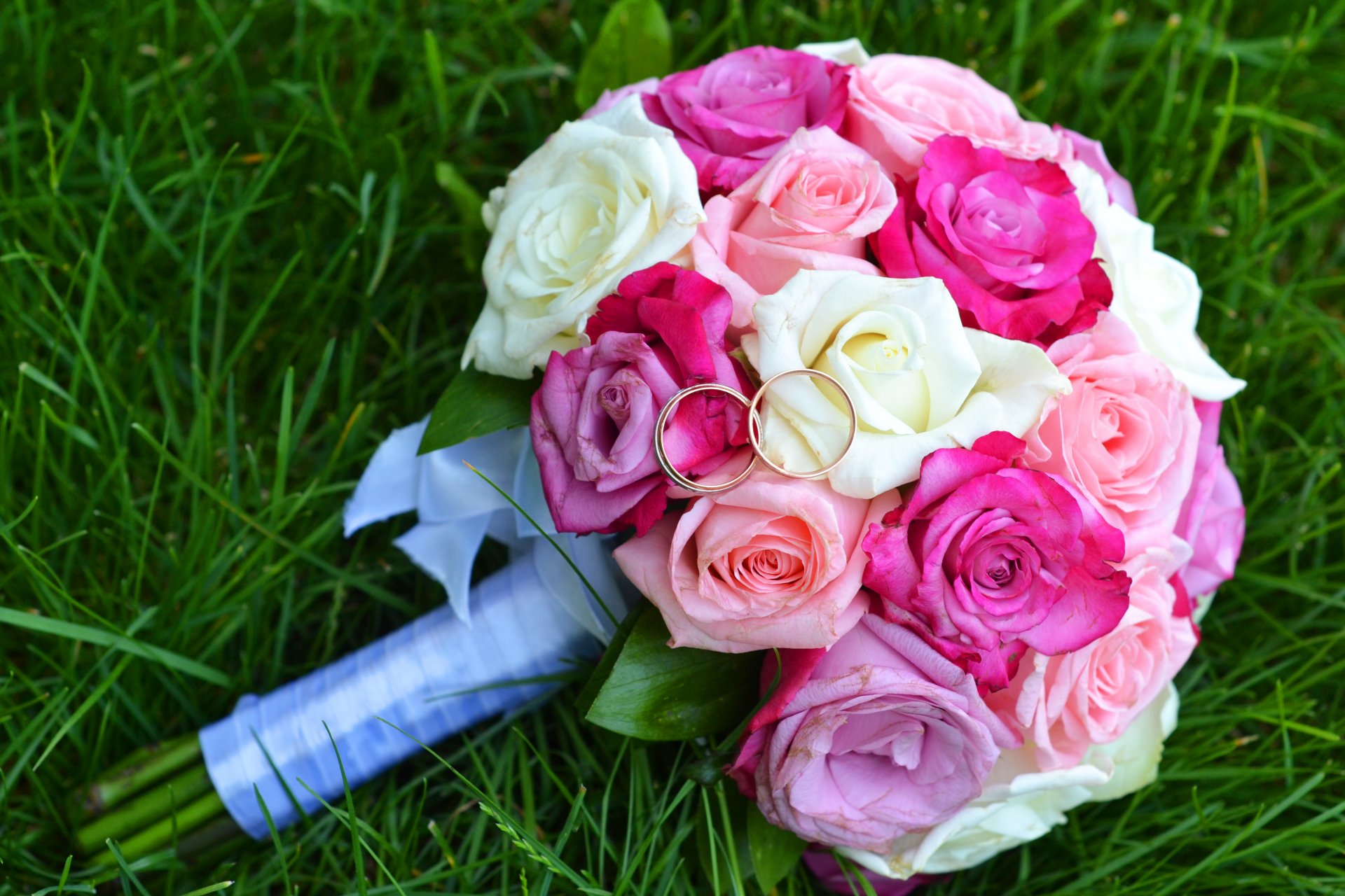 bouquet roses wedding rings engagement gra