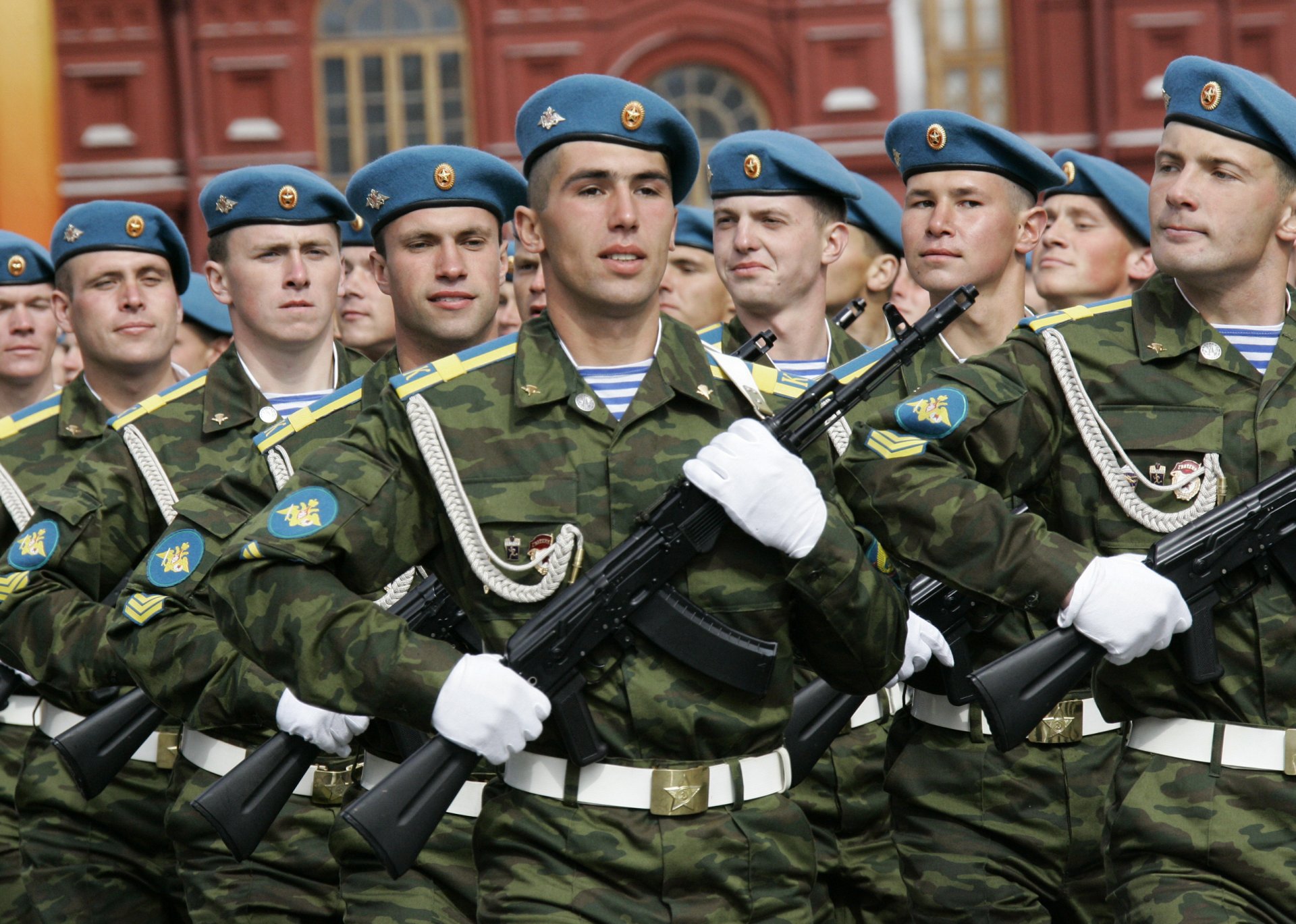 вдв десатники солдаты бойцы элита гордость русские военные голубые береты день вдв воздушно-десантные войска рф россия честь армия оружие автоматы