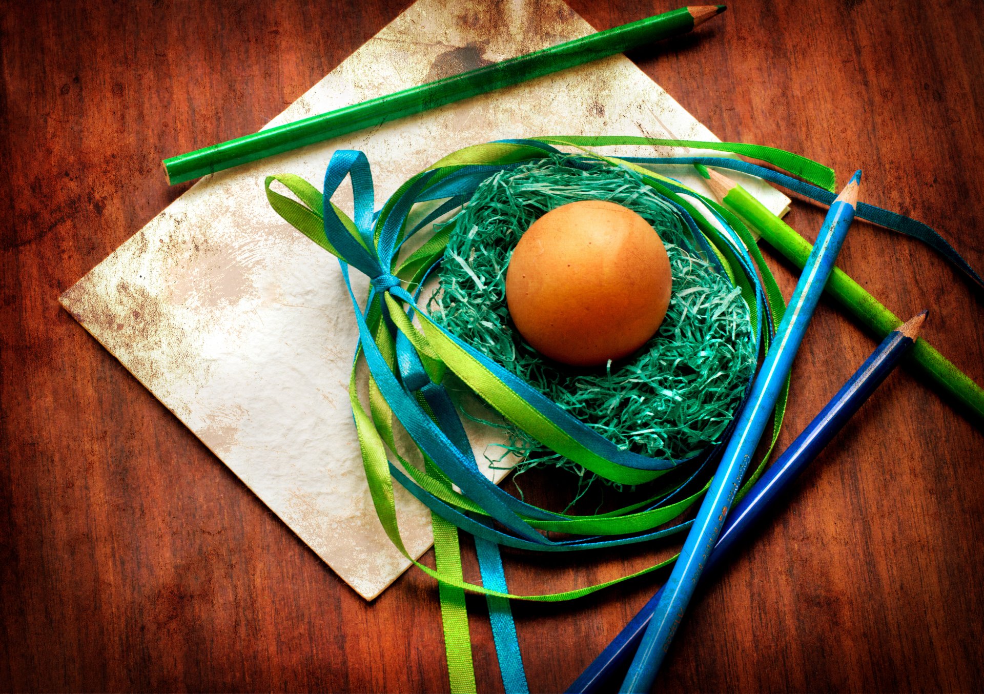 festa pasqua nido uovo nastri matite carta legno