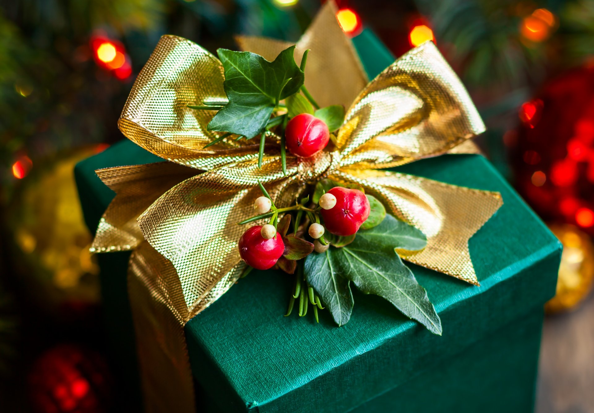 feiertage neujahr weihnachten geschenk box grün bogen band gold beeren blätter spitzblatt