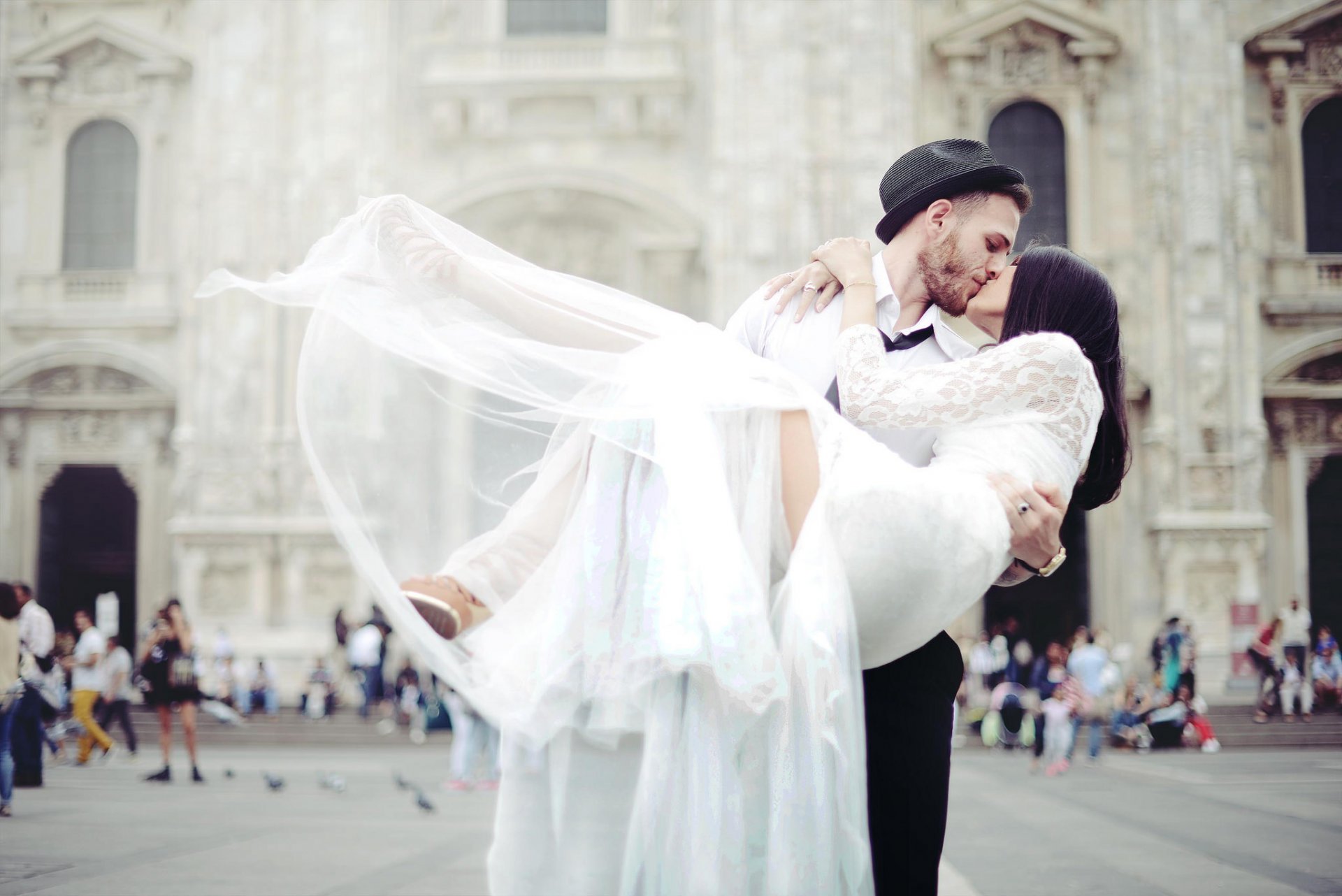 mariage amoureux marié mariée robe chapeau