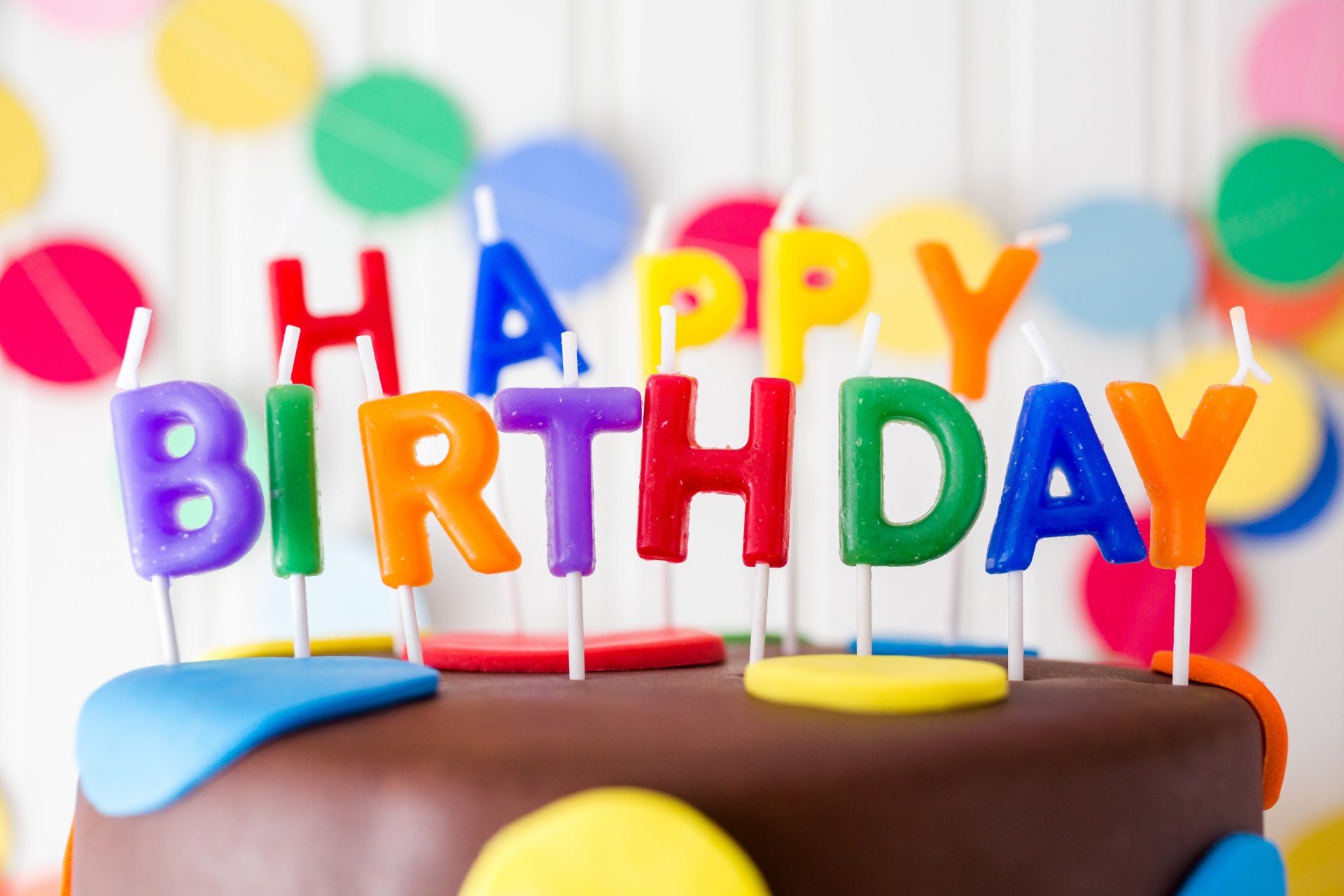 feliz cumpleaños pastel velas colorido letras cumpleaños
