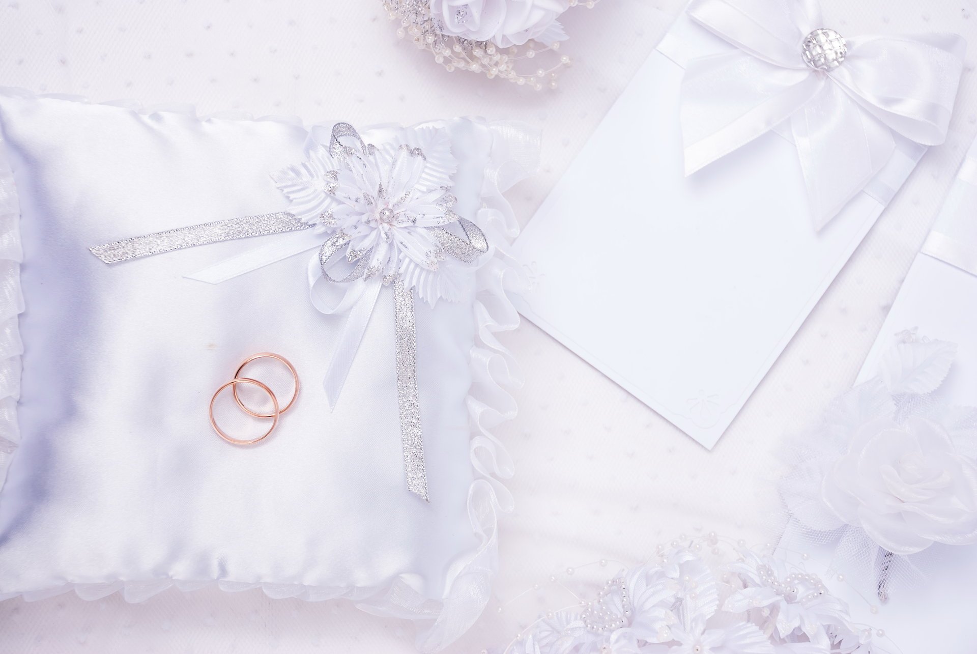 hochzeit grußkarte blumen kissen ringe