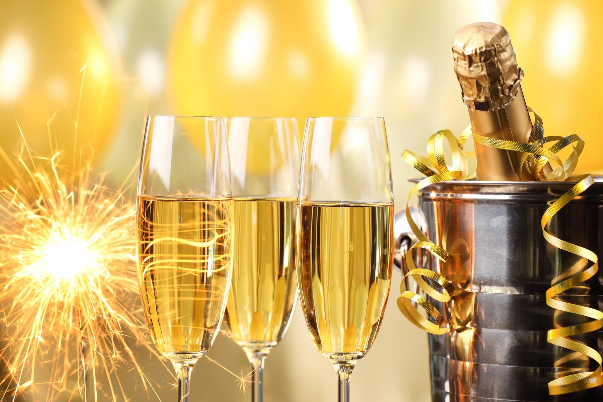 feliz año nuevo champán dorado vacaciones vacaciones copas de vino serpentina botella bengalas bolas