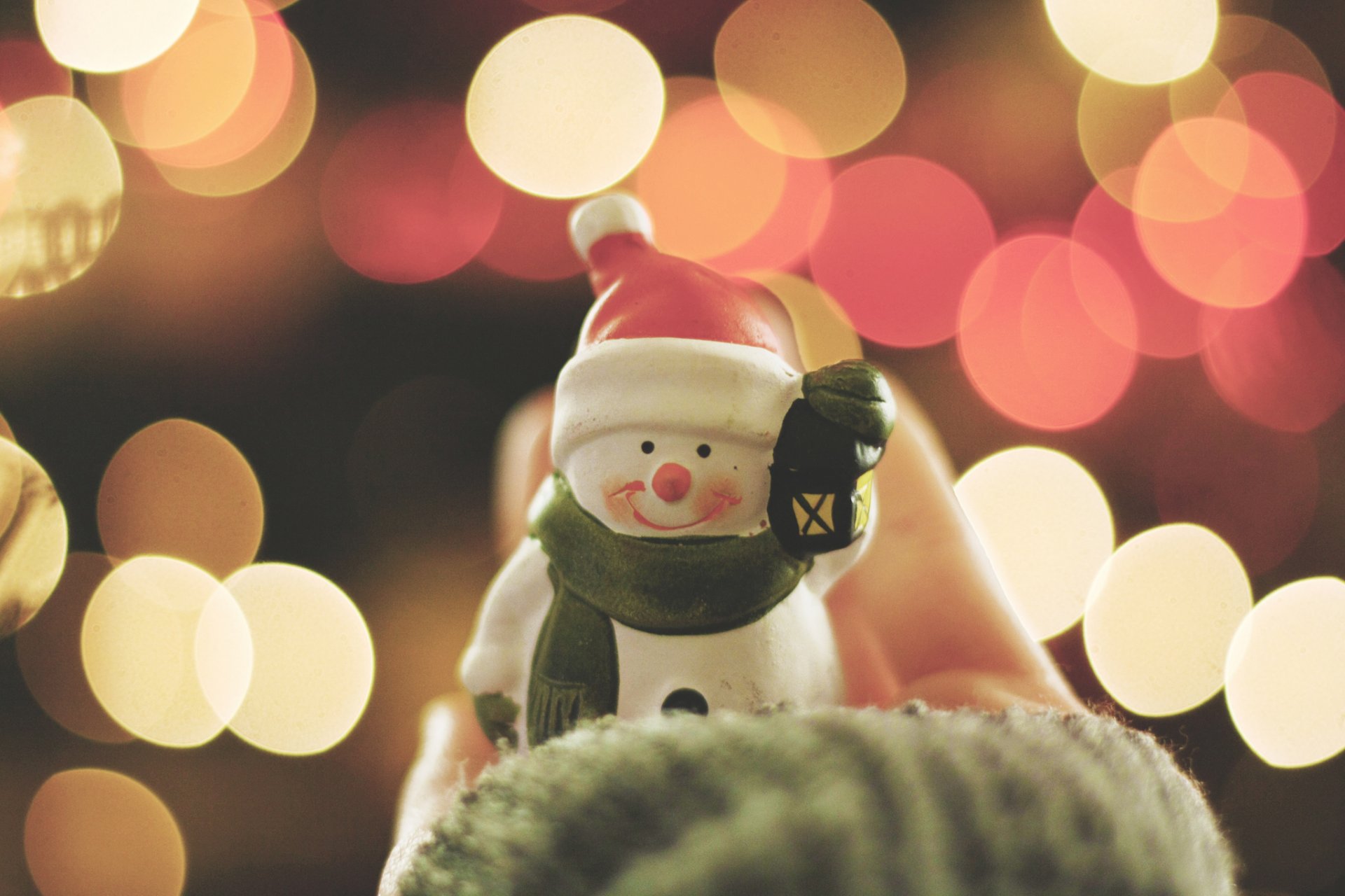 nouvel an bokeh lumières bonhomme de neige chapeau sourire sourire