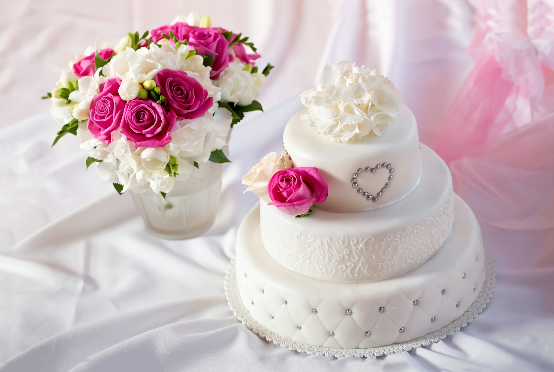 kuchen hochzeit weiß herz blumen rosen freesien