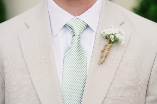 Abito da sposo con fiori in Lavalier