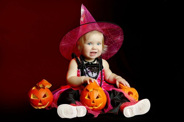 Bambino in costume di Halloween con zucche