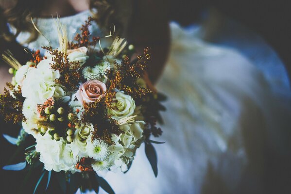 Ramo de novia de rosas hermosas