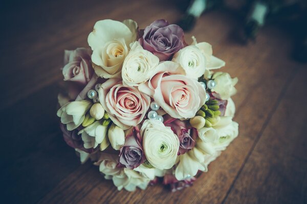 Delicado ramo de novia de rosas