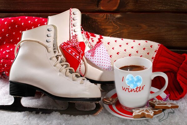 Confort. Patins et tasse de chocolat chaud