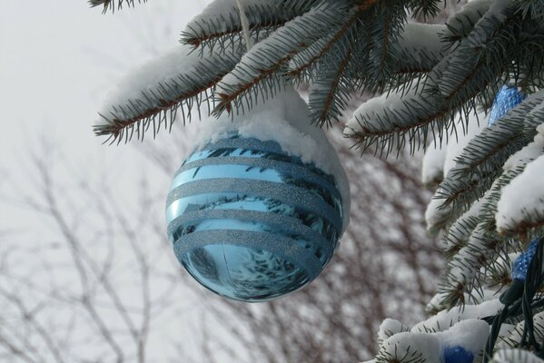 Palla blu appesa all albero di Natale