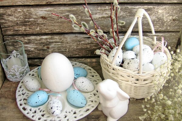 Ostern-Stillleben mit Blumen, Kaninchen und Eiern