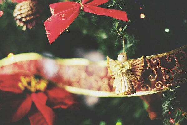 Decoración de Navidad. Ángel en una ramita