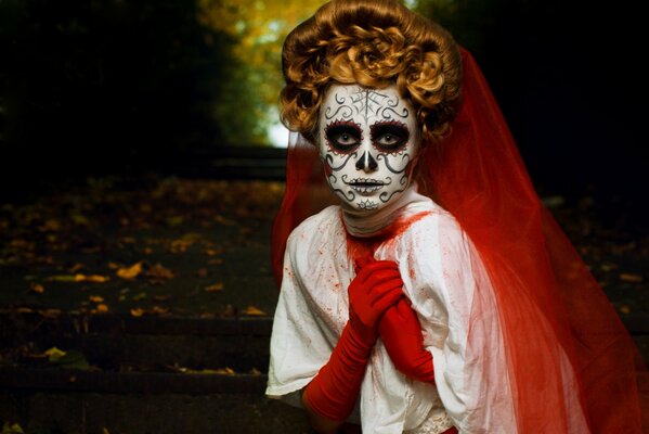 Ragazza con il trucco della morte con la foto rossa