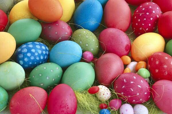 Oeufs de Pâques décorés près