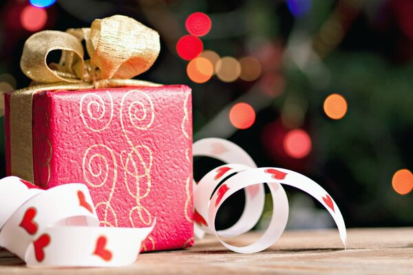 Regalo di Capodanno con nastri sullo sfondo dell albero di Natale