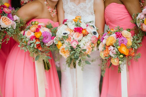 Damas de honor con flores en la mano