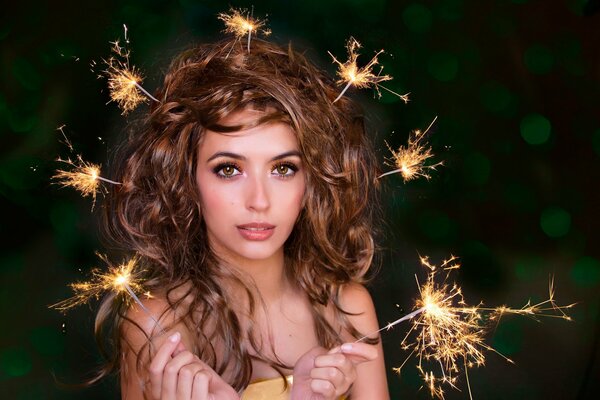 Mädchen mit bengalischen Lichtern im Haar