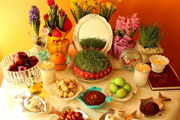 Tisch mit Blumen , Leckereien und Kerzen für einen festlichen Urlaub an einem denkwürdigen Datum