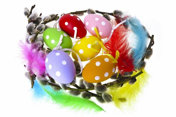 Uova di Pasqua colorate tra i ramoscelli di salice