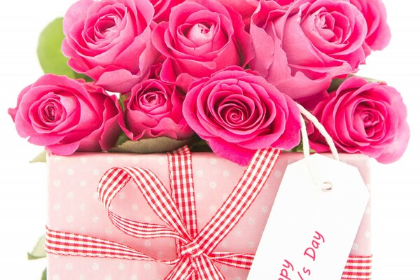 Confezione regalo con fiocco carino. Bouquet di belle rose