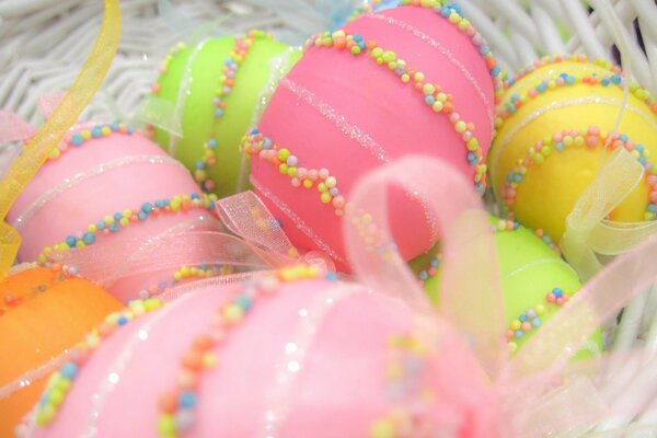 Uova di Pasqua festive con nastri