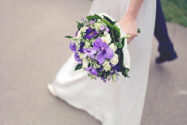 Ramo de la boda de lila y flores blancas