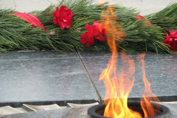 Flowers in memory of the fallen wars at the eternal flame