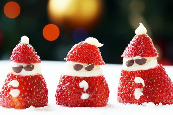 Snacks ihrer Erdbeeren in Form eines Weihnachtsmannes