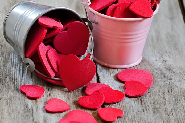 Pequeños corazones rojos en un cubo