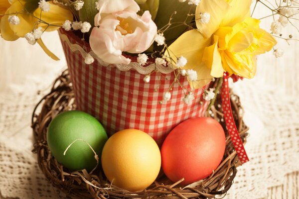Uova di Pasqua in un cesto di fiori