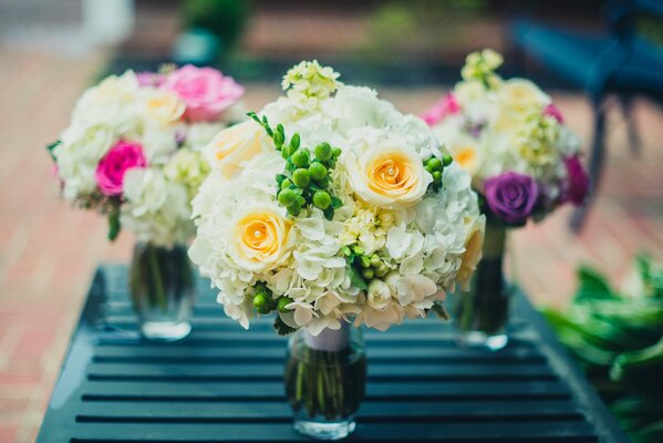 Bouquets de mariage élégants dans des vases