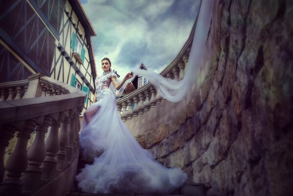 Sposa con un lungo treno e foto