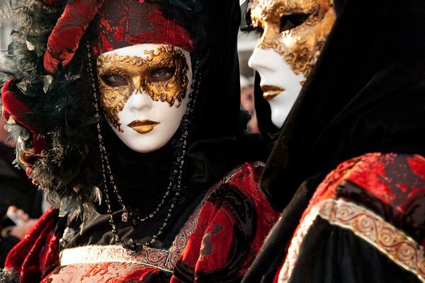 Dwie osoby w maskach i kostiumach