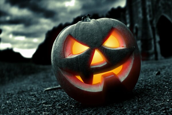 Photo sombre de citrouille illuminée pour Halloween