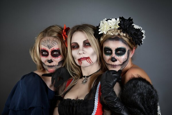 Trois filles avec maquillage pour Halloween
