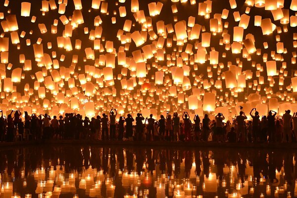 Latarnie unoszące się na niebie na chińskim Festiwalu