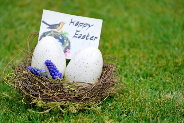 Osterdekoration: Ein Nest mit Eiern und Blumen