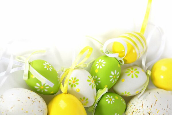 Oeufs de Pâques peints en vert, jaune et blanc