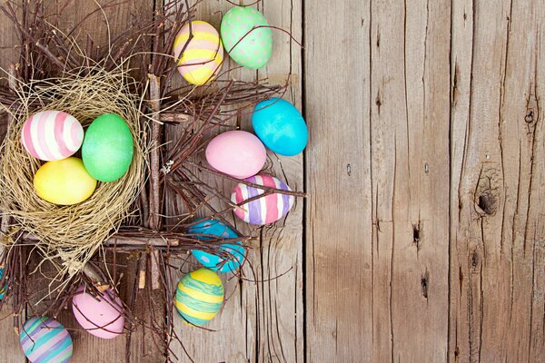 Nido de huevos de Pascua en el piso de madera