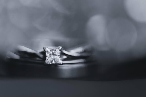 Anillo de compromiso de diamantes para su amada