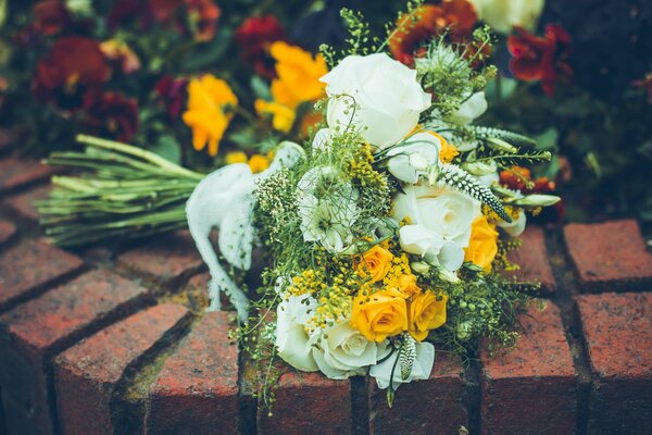 Bouquet da sposa in bianco e giallo