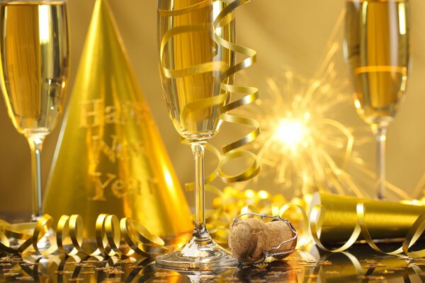 Verres à champagne en serpentine et cierges