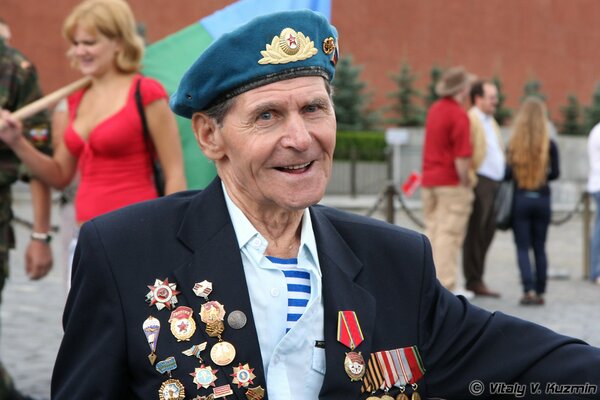 Ein Veteran des Großen Vaterländischen Krieges . Foto auf dem roten Platz am Tag des Sieges am 9. Mai