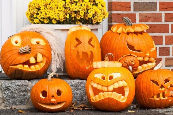Zucche divertenti per Halloween sulla soglia di casa