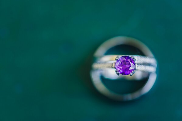 Grande anello di pietra viola