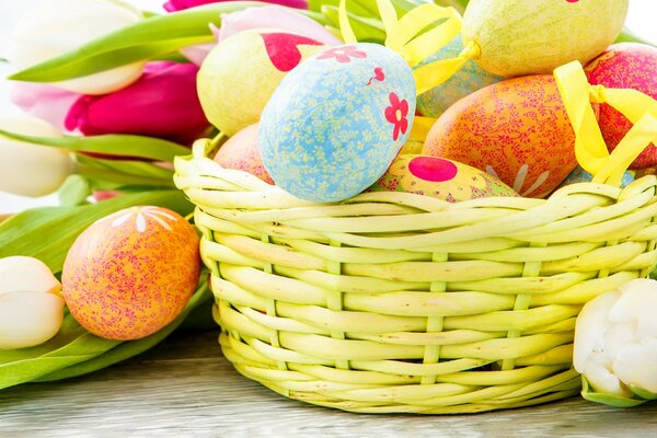 Oeufs lumineux se trouvent dans un panier à Pâques